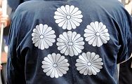 背に十六一重菊紋。'12.09.02.