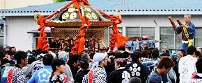 広い構内の隅で木が入る。'12.09.02.