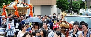 小神輿とお囃子が宮神輿を先導。'12.09.02.