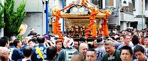 小菅の住宅街を渡御。'12.09.02.