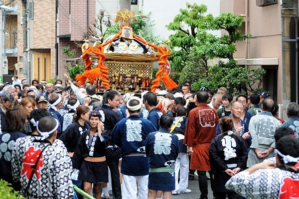 小菅から堀切の住宅街を威勢よく渡御。'12.09.02.