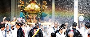 強い日差しに放水が虹に。'12.09.02.