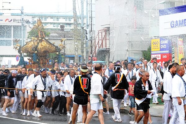 入り込んだ元八幡通りでの放水。'12.09.02.