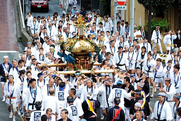 悠然と担がれ葛西橋通りへ。'12.09.02.