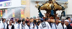 通りすぎる神輿に追っかけ放水。'12.09.02.