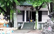 境内奥に佇む社。'12.09.02.
