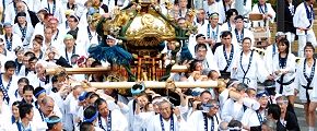 威勢良い神輿揉みと掛け声。'12.09.02.