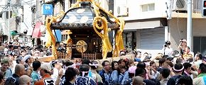 大神輿が四辻を大廻して入り込む。'12.09.09.