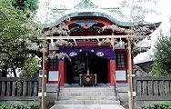 静かな高台の境内に建つ社殿。'12.09.09.