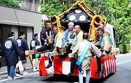 トラックに載せ次ぎの町会へ。'12.09.09.