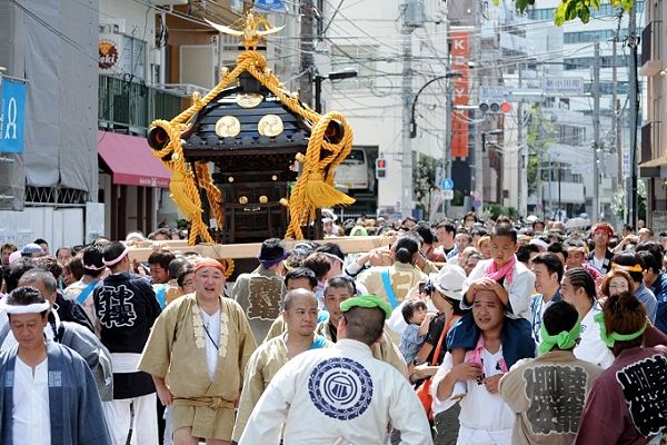 幻の神輿と評判の神輿担ぎに大満足の担ぎ手達。'12.09.09.