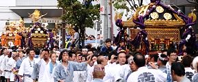 後方に町会神輿が付く。'12.09.16.
