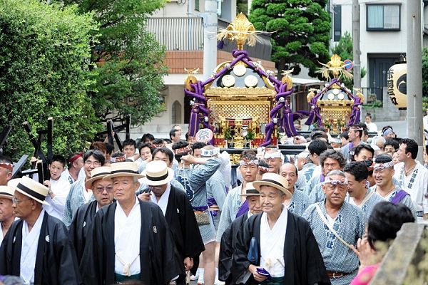 粋なカンカン帽役員が先導する八幡神社。'12.09.16.
