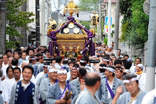 路地中に威勢良い掛け声響く渡御。'12.09.16.