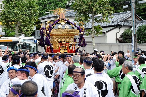 掛け声が境内石垣に反響する。'12.09.16.