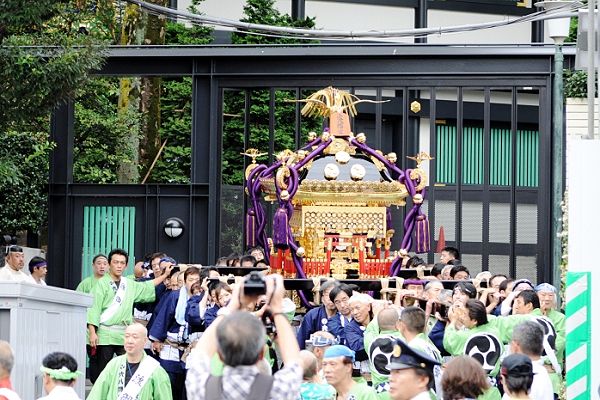 平成18年竣工の総漆塗りの出現殿前より宮出し。'12.09.16.