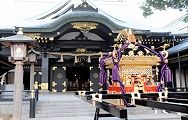 平成10年建造社殿はきらびやかな金装飾。'12.09.16.