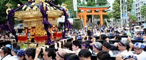 鳥居前を怒涛の渡御です。'12.09.16.