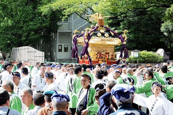 絢爛豪華な宮神輿が陽射し受け輝く。'12.09.16.