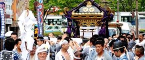 賑やかに中央商店街を渡御。'12.09.16.