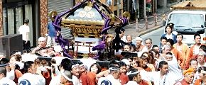 商店街を悠然と渡御です。'12.09.16.