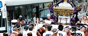 路線バスがそろりと追い越す。'12.09.16.