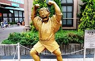 ロータリーに祭り姿の両さん。'12.09.16.