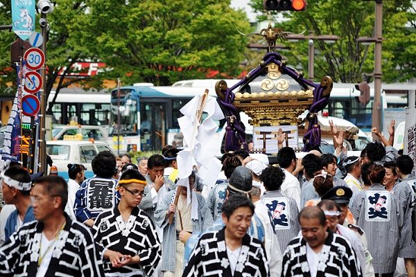 亀有ロータリーから商店街に入り込む古神輿。'12.09.16.
