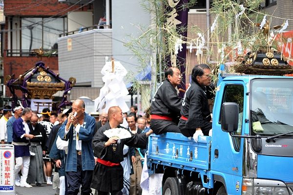 触れ太鼓が古神輿を先導する。'12.09.16.