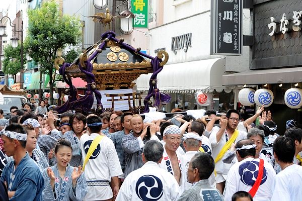 古色蒼然の古神輿に晒。'12.09.16.