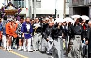 扇子で日除けです。'12.09.16.