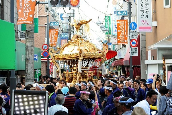 宮神輿が路地中の目指す。'12.09.09.
