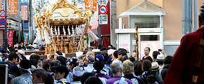 騎乗宮司が見守る。'12.09.09.