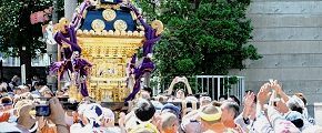 鳥居前からの激しい神輿揉み。'12.09.09.