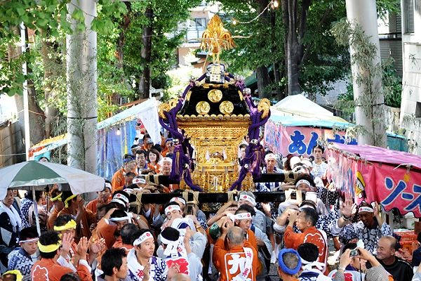 狭い参道からの宮出し。'12.09.09.