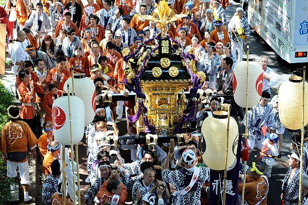 表参道の渋谷川参道橋がお神酒所。'12.09.09.