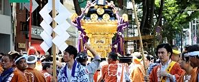 喧騒の表参道へ宮神輿が出てくる。'12.09.09.