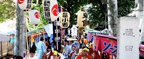 参道の神幸祭の隊列。'12.09.09.