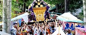 参道鳥居で渡御御挨拶。'12.09.09.