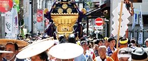 商店街での神社蓑笠と若者ハットのコラボです。'12.09.09.