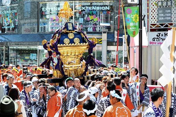 原宿穏田商店街を威勢良く渡御。'12.09.09.
