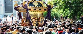 責任者が拍子木掲げ神輿誘導です。'12.09.09.