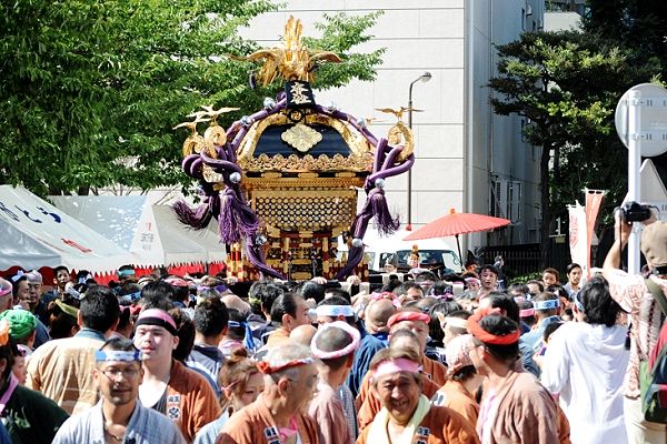 お神酒所前を威勢よく担ぐ。'12.09.09.