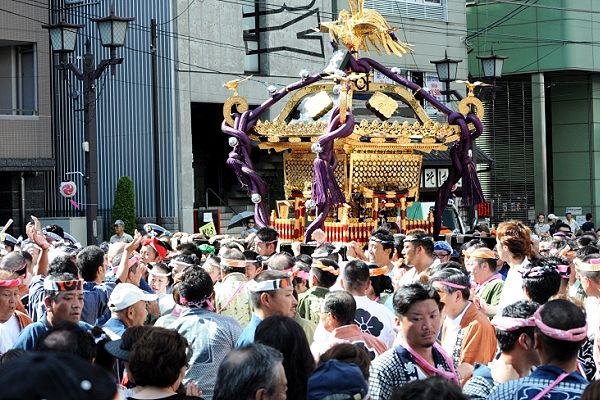 本郷通り駒込駅北口を威勢よく渡御。'12.09.09.