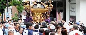 北口駅前折り返しての渡御。'12.10.07.
