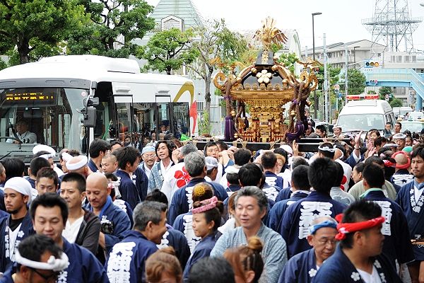 この担ぎが今年最後の宮神輿だと気合入る担ぎ手達。'12.10.07.
