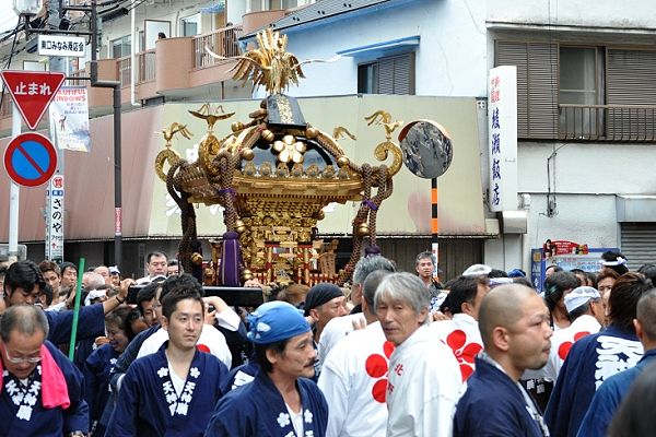 下町の雰囲気残す商店街を渡御。'12.10.07.