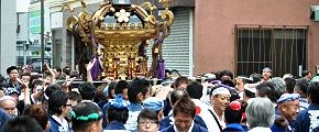 狭い東口みなみ商店街。'12.10.07.