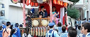 お囃子に合わせる踊り子連。'12.09.16.