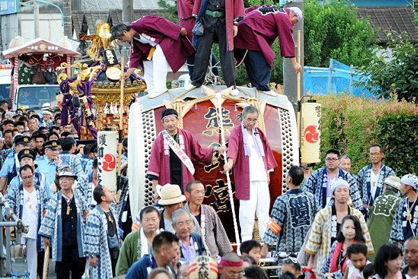 御太鼓が宮神輿を先導。'12.09.16.